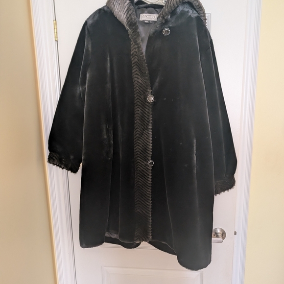 Luxurious Black Coat with Faux Fur Trim - Picture 2 of 9